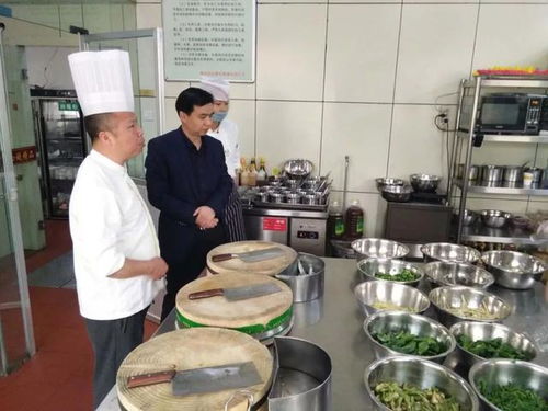 徽縣市場監(jiān)督管理局黨組書記、局長趙豐深入徽州大酒店檢查指導(dǎo)餐飲服務(wù)食品安全監(jiān)管工作